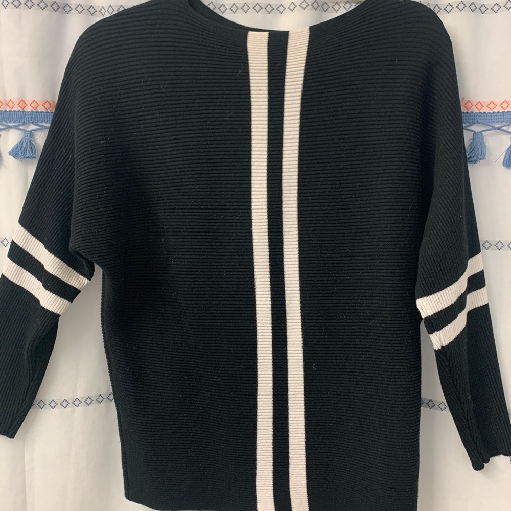 RIBBED SCOOP NECK SWEATER
